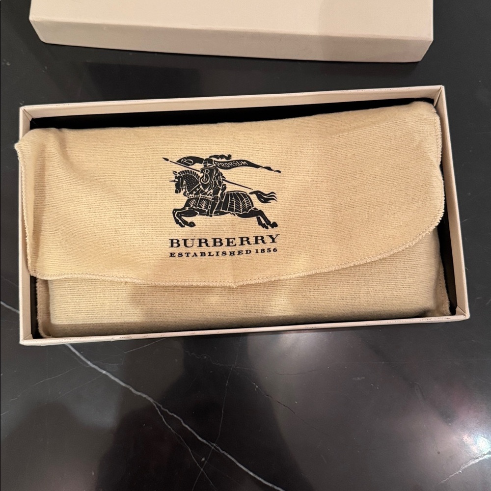 Burberry Grey Leather and patent Leather wallet in pristine condition - Picture 3 of 7
